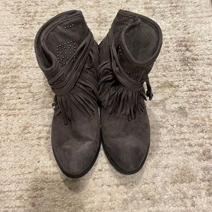 Fringed dark grey booties